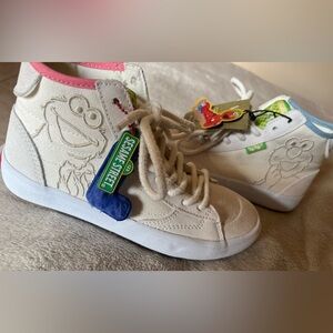 Vans Sesame Street x The Lizzie Size 6 White Sneakers Limited-Edition 2023